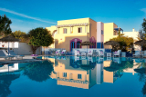 Acqua Vatos Santorini – Καμάρι, Σαντορίνη ✦ 2 Ημέρες (1 Διανυκτέρευση) ✦ 2 άτομα + 1 παιδί έως 3 ετών ✦ 2 ✦ έως 02/11/2026 ✦ Στην καρδιά του Καμαρίου!