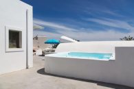 Ayoba Santorini – Ημεροβίγλι, Σαντορίνη ✦ 2 Ημέρες (1 Διανυκτέρευση) ✦ 2 άτομα + 1 παιδί έως 1 έτους ✦ 18 ✦ έως 01/12/2026 ✦ Στo μαγευτικό Ημεροβίγλι!