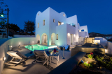 4* White Harmony Suites – Μεγαλοχώρι, Σαντορίνη ✦ 3 Ημέρες (2 Διανυκτερεύσεις) ✦ 2 άτομα + 1 παιδί έως 1 έτους ✦ 2 ✦ έως 01/11/2026 ✦ Χτισμένο σε έναν παραδοσιακό οικισμό!