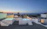 4* Aqua Serenity Luxury Suites – Οία, Σαντορίνη ✦ 3 Ημέρες (2 Διανυκτερεύσεις) ✦ 2 άτομα ✦ 1 ✦ έως 01/11/2026 ✦ Μαγευτική Θέα!