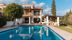 Villa Nefeli – Θερμησία, Πελοπόννησος ✦ 5 Ημέρες (4 Διανυκτερεύσεις) ✦ 2 άτομα ✦ 1 ✦ έως 12/05/2027 ✦ Υπέροχη Τοποθεσία!