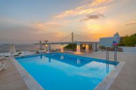 4* Lithos by Spyros & Flora – Άγιος Ιωάννης, Μύκονος ✦ 3 Ημέρες (2 Διανυκτερεύσεις) ✦ 2 άτομα + 1 παιδί έως 2 ετών ✦ 18 ✦ έως 11/10/2026 ✦ Πισίνα με θέα στο Αιγαίο Πέλαγος
