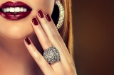 6€ για ολοκληρωμένο απλό ή ημιμόνιμο manicure με nail glitter και στρας, από το “Άλκηστη Nail Perfection”, πλησίον μετρό Νέου Κόσμου.