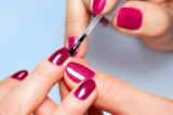 6€ ολοκληρωμένο απλό ή ημιμόνιμο manicure με nail glitter και στρας, από το “Άλκηστη Nail Perfection”, πλησίον μετρό Νέου Κόσμου.
