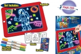 8.90€ Μαγικό Sketchpad Ζωγραφικής Με Φωτισμό με παραλαβή από το Magic Hole ή 11.90€ πανελλαδική αποστολή στο χώρο σας. Το pad ζωγραφικής δεν εξαντλείτε ποτέ αφού μόλις τελειώνετε μια ζωγραφιά απλά σκουπίστε και ξαναρχίστε από την αρχή.