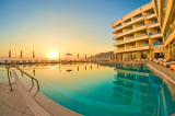 5* Konstantinos Palace – Πηγάδια, Κάρπαθος ✦ 4 Ημέρες (3 Διανυκτερεύσεις) ✦ 2 άτομα + 1 παιδί έως 2 ετών ✦ 21 ✦ έως 31/10/2026 ✦ Μπροστά στην παραλία!