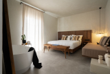 Polis of Naxos Stylish Suites – Χώρα, Νάξος ✦ 2 Ημέρες (1 Διανυκτέρευση) ✦ έως 3 άτομα + 1 παιδί έως 2 ετών ✦ 18 ✦ έως 01/11/2026 ✦ Κοντά σε Παραλία!