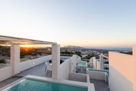 Serapias Suites – Έξω Γωνιά, Σαντορίνη ✦ 2 Ημέρες (1 Διανυκτέρευση) ✦ 2 άτομα ✦ 2 ✦ 30/04/2026 έως 01/11/2026 ✦ Υπέροχη Τοποθεσία!