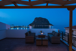 Cyrenia Guesthouse – Μονεμβασιά ✦ 2 Ημέρες (1 Διανυκτέρευση) ✦ 2 άτομα + 1 παιδί έως 1 έτους ✦ 18 ✦ έως 10/01/2027 ✦ Κορυφαία Τοποθεσία!