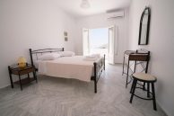Altea Apartments – Φηρά, Σαντορίνη ✦ 2 Ημέρες (1 Διανυκτέρευση) ✦ 2 άτομα + παιδί έως 1 έτους ✦ 1 ✦ έως 01/01/2027 ✦ Στο κέντρο των Φηρών!