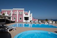 Rose Suites – Βούρβουλος, Σαντορίνη ✦ 2 Ημέρες (1 Διανυκτέρευση) ✦ 2 άτομα + 1 παιδί έως 3 ετών ✦ 1 ✦ έως 01/10/2026 ✦ Υπέροχη Τοποθεσία!