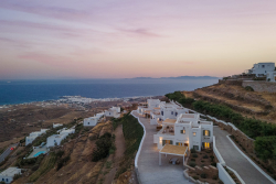 Morfes Luxury Apartments – Τριαντάρος, Τήνος ✦ 3 Ημέρες (2 Διανυκτερεύσεις) ✦ 2 άτομα + 1 παιδί έως 2 ετών ✦ 1 ✦ έως 29/11/2026 ✦ Υπέροχη Τοποθεσία!