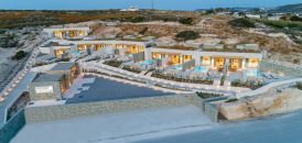Solus Suites – Μήλος ✦ 2 Ημέρες (1 Διανυκτέρευση) ✦ 2 άτομα + 1 παιδί έως 3 ετών ✦ 2 ✦ έως 04/11/2026 ✦ Κοντά στην Παραλία!