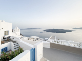 Anemos Family Suites – Φηρά, Σαντορίνη ✦ 2 Ημέρες (1 Διανυκτέρευση) ✦ 2 άτομα + 1 παιδί έως 1 έτους ✦ 1 ✦ έως 01/11/2026 ✦ Στο κέντρο των Φηρών!