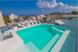 Boutique 88 – Φηρά, Σαντορίνη ✦ 2 Ημέρες (1 Διανυκτέρευση) ✦ 2 άτομα + 1 παιδί έως 2 ετών ✦ 1 ✦ έως 01/11/2026 ✦ Υπέροχη Τοποθεσία!