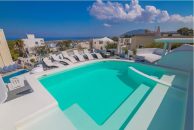 Boutique 88 – Φηρά, Σαντορίνη ✦ 2 Ημέρες (1 Διανυκτέρευση) ✦ 2 άτομα + 1 παιδί έως 2 ετών ✦ 1 ✦ έως 01/11/2026 ✦ Υπέροχη Τοποθεσία!
