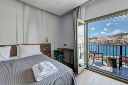 Eclectic Syros – Ερμούπολη, Σύρος ✦ -30% ✦ 2 Ημέρες (1 Διανυκτέρευση) ✦ 2 άτομα ✦ 1 ✦ έως 31/10/2026 ✦ Επιλέξτε 3 διανυκτερεύσεις και πληρώστε μόνο τις 2!