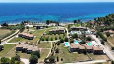 Evlogia Village by Greek Pride – Νέα Σκιώνη, Χαλκιδική ✦ -25% ✦ 3 Ημέρες (2 Διανυκτερεύσεις) ✦ 4 άτομα + 2 παιδιά έως 12 ετών ✦ 1 ✦ έως 31/12/2026 ✦ Επιλέξτε 4 διανυκτερεύσεις και πληρώστε μόνο τις 3!Δίπλα στην παραλία!