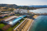 5* Mount Athos Resort – Λιμάνι Ιερισσού, Χαλκιδική ✦ 2 Ημέρες (1 Διανυκτέρευση) ✦ 2 άτομα + 1 παιδί έως 2 ετών ✦ 20 ✦ έως 10/10/2026 ✦ Μπροστά στην παραλία!