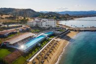 5* Mount Athos Resort – Λιμάνι Ιερισσού, Χαλκιδική ✦ 2 Ημέρες (1 Διανυκτέρευση) ✦ 2 άτομα + 1 παιδί έως 2 ετών ✦ 20 ✦ 01/05/2027 έως 10/10/2027 ✦ Μπροστά στην παραλία!