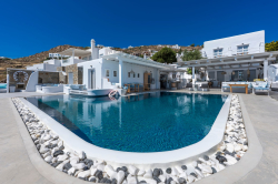 Flaskos Suites- Μύκονος ✦ 2 Ημέρες (1 Διανυκτέρευση) ✦ 2 άτομα ✦ 1 ✦ έως 31/10/2026 ✦ Μοναδική Θέα!