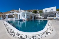 Flaskos Suites- Μύκονος ✦ 2 Ημέρες (1 Διανυκτέρευση) ✦ 2 άτομα ✦ 1 ✦ έως 31/10/2026 ✦ Μοναδική Θέα!