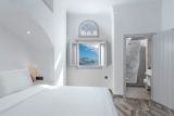 Sole d’oro Sunset & Caldera View Grand Suite – Οία, Σαντορίνη ✦ 3 Ημέρες (2 Διανυκτερεύσεις) ✦ 5 άτομα ✦ 1 ✦ έως 05/11/2026 ✦ Μοναδική Θέα!