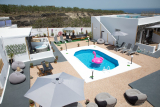 Village Anto – Φηρά, Σαντορίνη ✦ -15% ✦ 3 Ημέρες (2 Διανυκτερεύσεις) ✦ 2 άτομα + 1 παιδί έως 1 έτους ✦ 1 ✦ έως 01/10/2026 ✦ Υπέροχη Τοποθεσία!