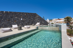 Coconut Residence – Καρτεράδος, Σαντορίνη ✦ 2 Ημέρες (1 Διανυκτέρευση) ✦ 2 άτομα + 1 παιδί έως 1 έτους ✦ 1 ✦ έως 01/11/2026 ✦ Εξαιρετική Τοποθεσία!