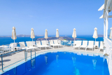 Kafieris Blue – Φηροστεφάνι, Σαντορίνη ✦ 2 Ημέρες (1 Διανυκτέρευση) ✦ 2 άτομα + 1 παιδί έως 2 ετών ✦ 18 ✦ έως 31/10/2026 ✦ Κοντά στο κέντρο των Φηρών!
