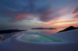 Mirabo Luxury Villas – Φηροστεφάνι, Σαντορίνη ✦ 2 Ημέρες (1 Διανυκτέρευση) ✦ 2 άτομα ✦ 1 ✦ έως 31/12/2026 ✦ Εκπληκτική Θέα!