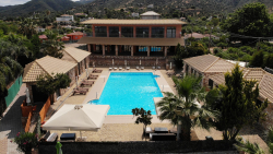 Almyra Holiday Village – Αιδηψός ✦ 2 Ημέρες (1 Διανυκτέρευση) ✦ 2 άτομα + 1 παιδί έως και 2 ετών ✦ 2 ✦ 05/06/2026 έως 06/09/2026 ✦ Μπροστά στην παραλία!