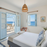 Lume D’Oro Syros – Κίνι, Σύρος ✦ -33% ✦ 2 Ημέρες (1 Διανυκτέρευση) ✦ 2 άτομα + 1 παιδί έως 3 ετών ✦ 2 ✦ έως 31/10/2026 ✦ Επιλέξτε 3 διανυκτερεύσεις και πληρώστε μόνο τις 2!