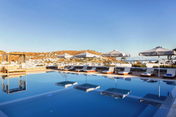 Osom Resort – Κόρφος, Μύκονος ✦ 2 Ημέρες (1 Διανυκτέρευση) ✦ 2 άτομα + 1 παιδί έως 5 ετών ✦ 2 ✦ 30/04/2026 έως 01/11/2026 ✦ Κοντά στην παραλία!