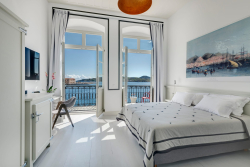 Skylight Suites – Ερμούπολη, Σύρος ✦ 3 Ημέρες (2 Διανυκτερεύσεις) ✦ 2 άτομα ✦ 1 ✦ έως 09/01/2027 ✦ Υπέροχη Τοποθεσία!