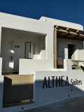 Althea Suites – Νάουσα, Πάρος ✦ 2 Ημέρες (1 Διανυκτέρευση) ✦ 2 άτομα + 1 παιδί έως 1 έτους ✦ 1 ✦ έως 16/10/2026 ✦ Κοντά στο κέντρο της Νάουσας!