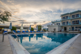 Cliff Bay Hotel – Πάλαιρος ✦ 2 Ημέρες (1 Διανυκτέρευση) ✦ 2 άτομα + 1 παιδί έως 1 έτους ✦ 1 ✦ έως 04/10/2026 ✦ Κοντά στην παραλία!