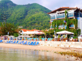 Blue Sea Beach Hotel – Σκάλα Ποταμιάς, Θάσος ✦ 2 Ημέρες (1 Διανυκτέρευση) ✦ 2 άτομα + 1 παιδί έως 2 ετών ✦ 18 ✦ έως 01/01/2027 ✦ Μπροστά στην παραλία!