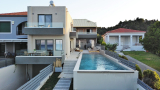 Theros Suites – Διμηνιό, Κόρινθος ✦ 2 Ημέρες (1 Διανυκτέρευση) ✦ 2 άτομα + 1 παιδί έως 2 ετών ✦ 1 ✦ έως 31/12/2026 ✦ Κοντά στη Θάλασσα!