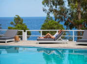 Akra Morea Hotel & Residences – Μονεμβασιά ✦ -30% ✦ 2 Ημέρες (1 Διανυκτέρευση) ✦ 2 άτομα + 1 παιδί έως 2 ετών ✦ 18 ✦ έως 30/09/2026 ✦ Επιλέξτε 3 διανυκτερεύσεις και πληρώστε μόνο τις 2!