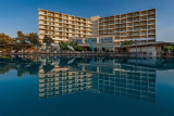 4* Evia Riviera Resort – Αμάρυνθος, Εύβοια ✦ 2 Ημέρες (1 Διανυκτέρευση) ✦ 2 άτομα ✦ 12 ✦ έως 31/10/2026 ✦ Παιδική απασχόληση & Kid’s Club!Μπροστά στην παραλία!