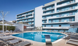 4* Blue Lagoon City Hotel – Κως Πόλη ✦ -10% ✦ 2 Ημέρες (1 Διανυκτέρευση) ✦ 2 άτομα + 2 παιδιά 1 έως 11 ετών και 1 έως 1 έτους ✦ 2 ✦ έως 31/10/2026 και 15/02/2027 έως 31/10/2027 ✦ Επιλέξτε 3 διανυκτερεύσεις και πληρώστε τις 2!Στο κέντρο της πόλης!!