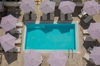 4* Evita Blue Hotel – Ξυλόκαστρο ✦ -30% ✦ 2 Ημέρες (1 Διανυκτέρευση) ✦ 2 άτομα + 1 παιδί έως 12 ετών ✦ 27 ✦ έως 29/05/2026 και 16/09/2026 έως 30/09/2026 ✦ Δωρεάν ξαπλώστρες στην πισίνα!