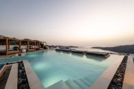 5* Amaze Suites – Ημεροβίγλι, Σαντορίνη ✦ 2 Ημέρες (1 Διανυκτέρευση) ✦ 2 άτομα ✦ 2 ✦ 30/04/2026 έως 01/11/2026 ✦ Μοναδική θέα στην Καλντέρα!