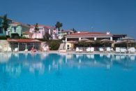 4* Porto Skala Village Hotel – Σκάλα, Κεφαλονιά ✦ -25% ✦ 2 Ημέρες (1 Διανυκτέρευση) ✦ 2 άτομα + 1 παιδί έως 1 έτους ✦ 20 ✦ 25/05/2026 έως 03/10/2026 ✦ Επιλέξτε 4 διανυκτερεύσεις και πληρώστε μόνο τις 3!