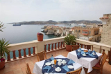 4* Syrou Melathron – Ερμούπολη, Σύρος ✦ 2 Ημέρες (1 Διανυκτέρευση) ✦ 2 άτομα + 1 παιδί έως 2 ετών ✦ 2 ✦ έως 31/10/2026 ✦ Επιλέξτε 5 διανυκτερεύσεις και πληρώστε μόνο τις 4!Στο κέντρο της πόλης!