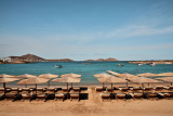 5* Cosme, a Luxury Collection Resort – Νάουσα, Πάρος ✦ 2 Ημέρες (1 Διανυκτέρευση) ✦ 2 άτομα + 2 παιδιά 1 έως 11 ετών και 1 έως 1 έτους ✦ 20 ✦ έως 18/10/2026 ✦ Μπροστά στην παραλία!