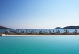 5* Plaza Resort Hotel – Ανάβυσσος ✦ 2 Ημέρες (1 Διανυκτέρευση) ✦ 2 άτομα + 1 παιδί έως 11 ετών ✦ 2 ✦ έως 30/10/2026 ✦ Μπροστά στην Παραλία!