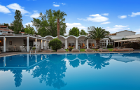 5* Princess Resort – Αγία Παρασκευή, Σκιάθος ✦ 4 Ημέρες (3 Διανυκτερεύσεις) ✦ 2 άτομα + 1 παιδί έως 11 ετών ✦ 20 ✦ έως 07/10/2026 ✦ Μπροστά στην παραλία!