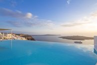 4* Cosmopolitan Suites – Φηρά, Σαντορίνη ✦ 2 Ημέρες (1 Διανυκτέρευση) ✦ 2 άτομα ✦ 2 ✦ έως 31/10/2025 ✦ Στο κέντρο των Φηρών!